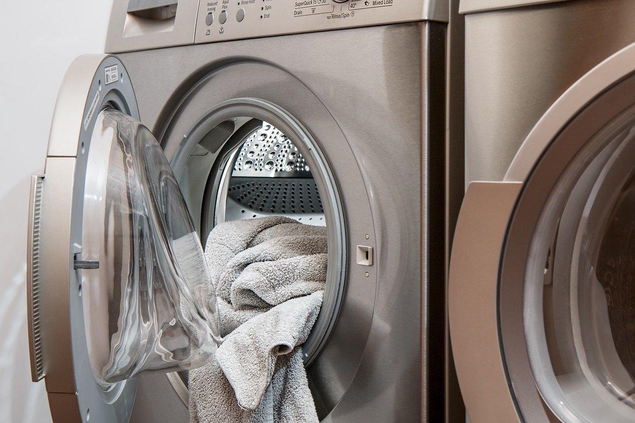 Comment poser une machine à laver le linge : guide complet