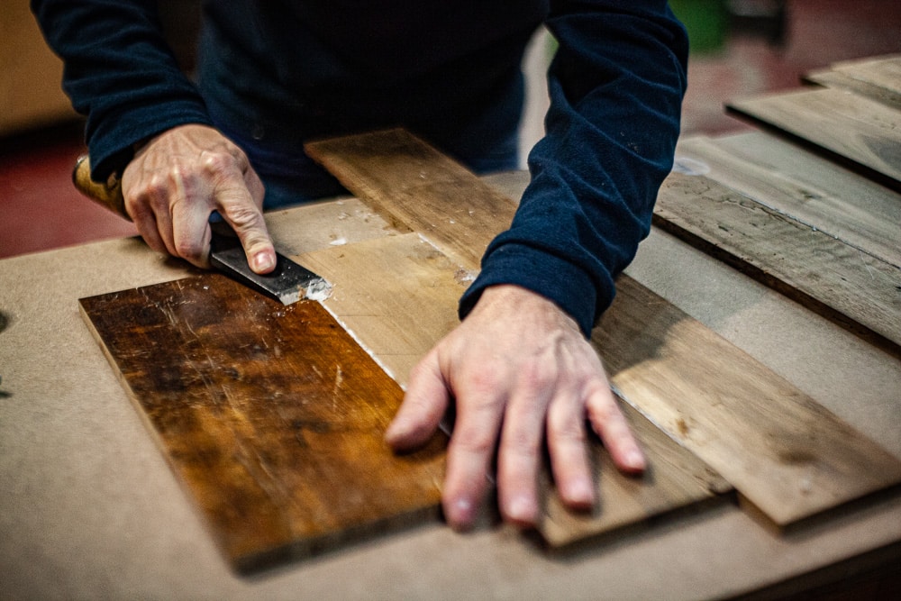 Comment poncer un meuble en bois : le guide facile pour une rénovation réussie