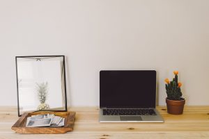 Comment fabriquer un bureau soi-même : guide simple et économique