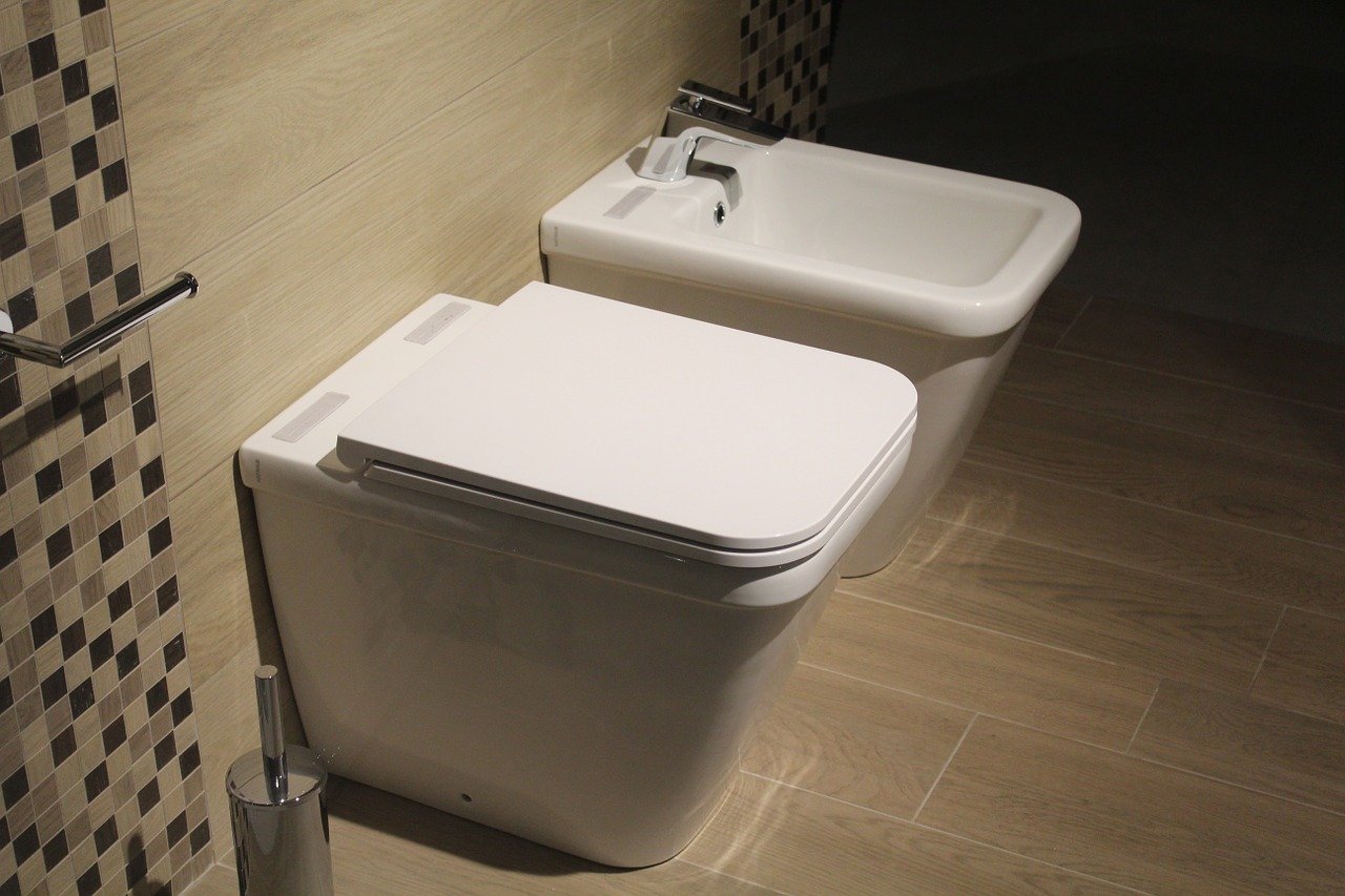 Comment changer une lunette de toilette facilement : le guide pratique