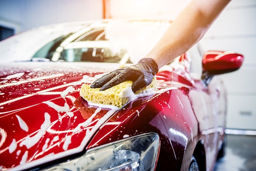 Découvrez comment nettoyer la carrosserie de sa voiture grâce à nos astuces de pro.