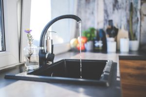 Comment installer un robinet de cuisine : guide complet
