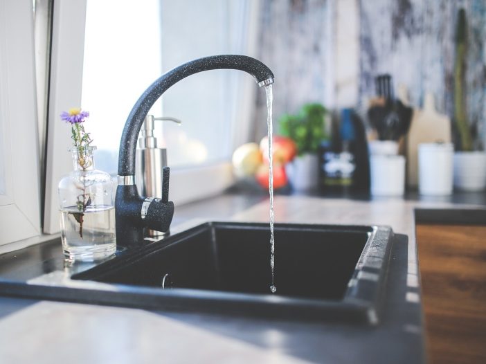 Comment installer un robinet de cuisine : guide complet