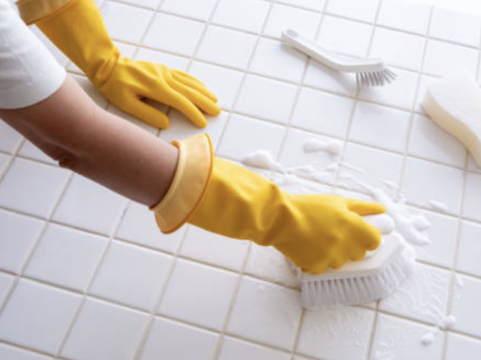 Nettoyer les surfaces difficiles avec des solutions naturelles adaptées