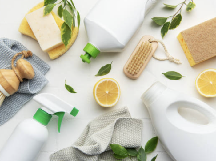 Faire des économies sur les produits ménagers : astuces & alternatives pas chères