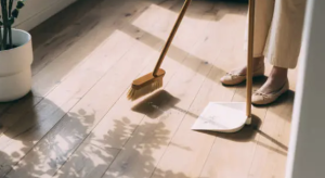 Éponge Tawashi colorée posée sur un évier.