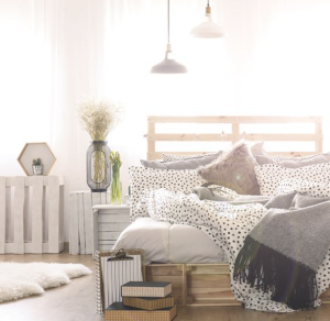 Fabriquer une tête de lit suspendue en bois de palette : une idée déco naturelle et économique