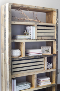 Créer un meuble de rangement modulable en bois brut et palettes