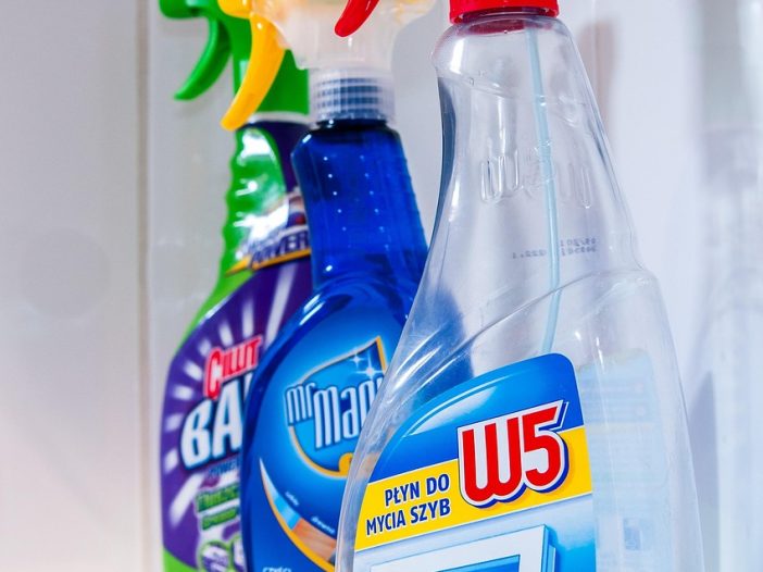 Découvrez pourquoi adopter le nettoyage écologique : impacts des produits chimiques, pollution de l’air intérieur et bienfaits des alternatives naturelles.