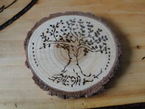 Objets en bois décorés à la pyrogravure