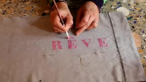 Textiles customisés au pochoir